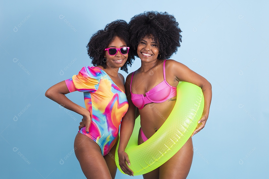 Lindas mulheres jovens usando roupas de verão praia