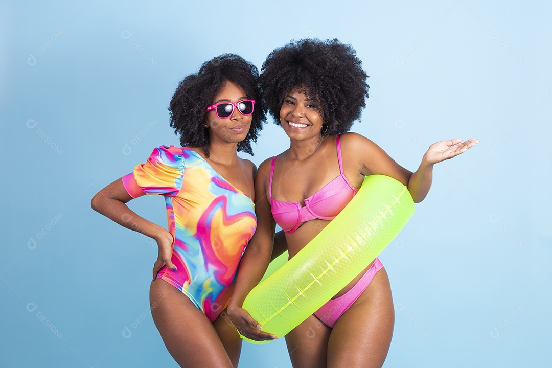 Lindas mulheres jovens usando roupas de verão praia