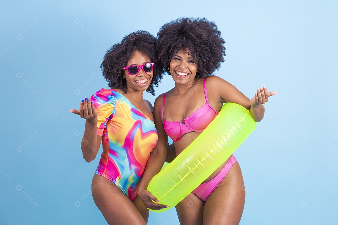 Lindas mulheres jovens usando roupas de verão praia