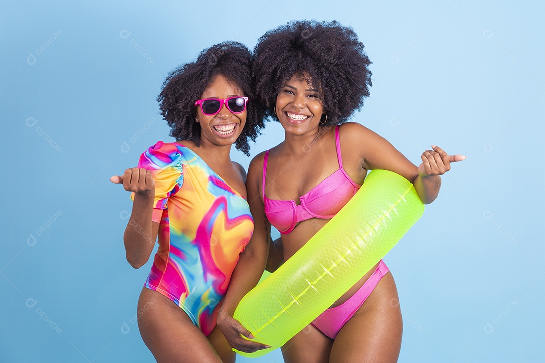 Lindas mulheres jovens usando roupas de verão praia