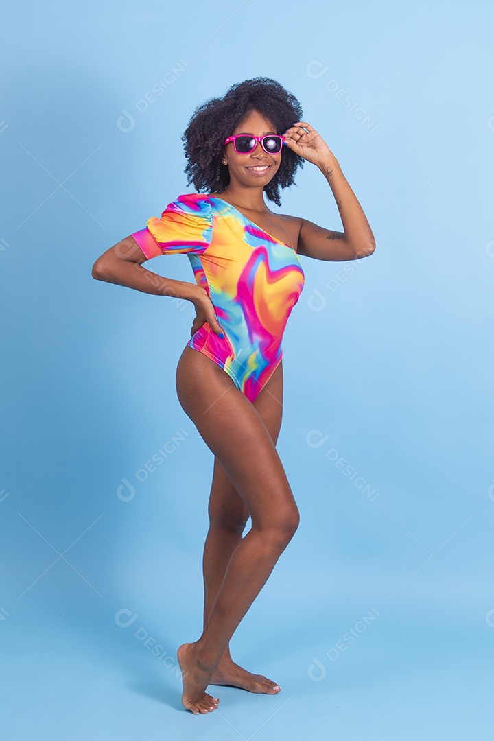 Lindas mulheres jovens usando roupas de verão praia