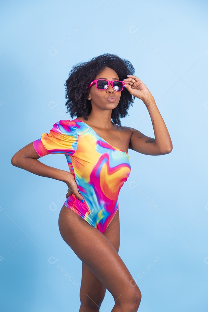 Lindas mulheres jovens usando roupas de verão praia