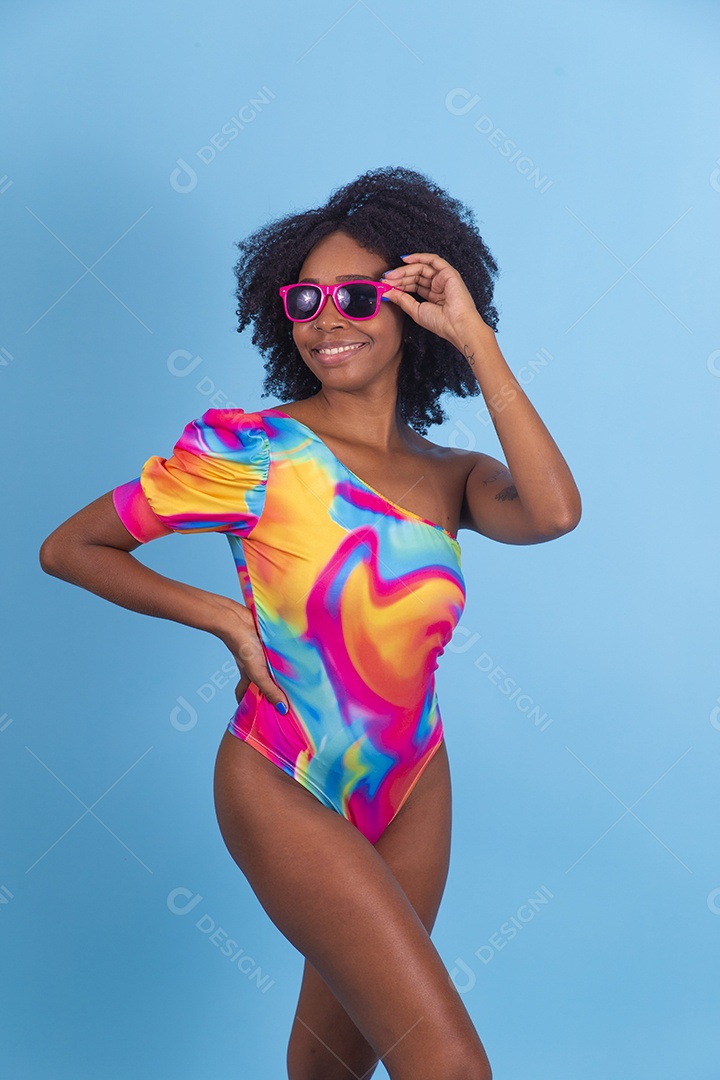 Lindas mulheres jovens usando roupas de verão praia