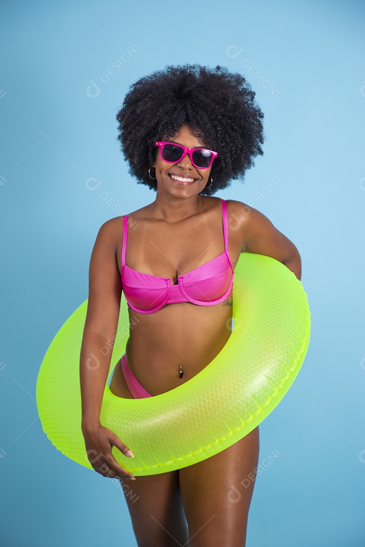 Lindas mulheres jovens usando roupas de verão praia