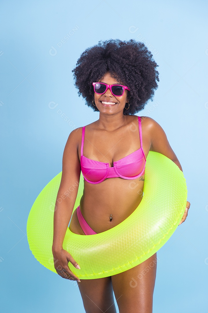 Lindas mulheres jovens usando roupas de verão praia