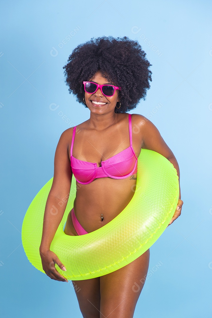 Lindas mulheres jovens usando roupas de verão praia