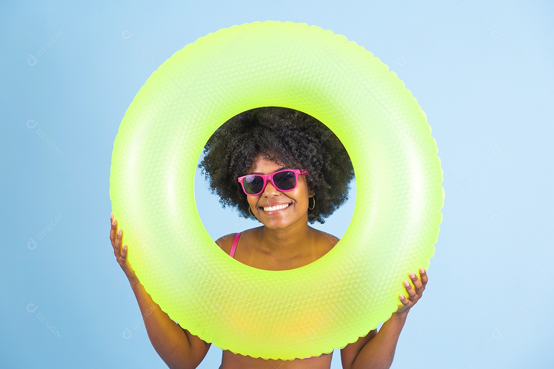 Lindas mulheres jovens usando roupas de verão praia