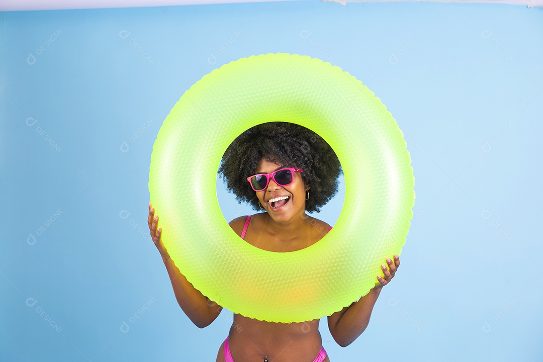 Lindas mulheres jovens usando roupas de verão praia