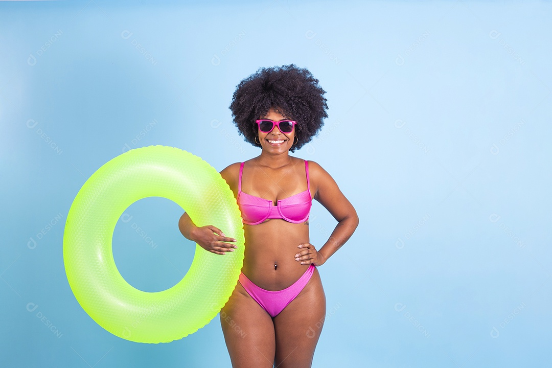 Lindas mulheres jovens usando roupas de verão praia