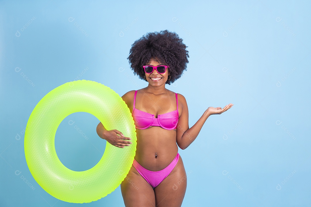 Lindas mulheres jovens usando roupas de verão praia