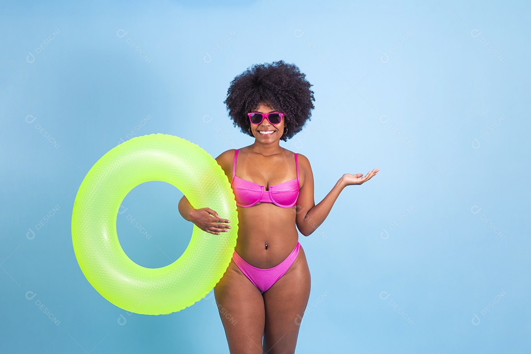 Lindas mulheres jovens usando roupas de verão praia