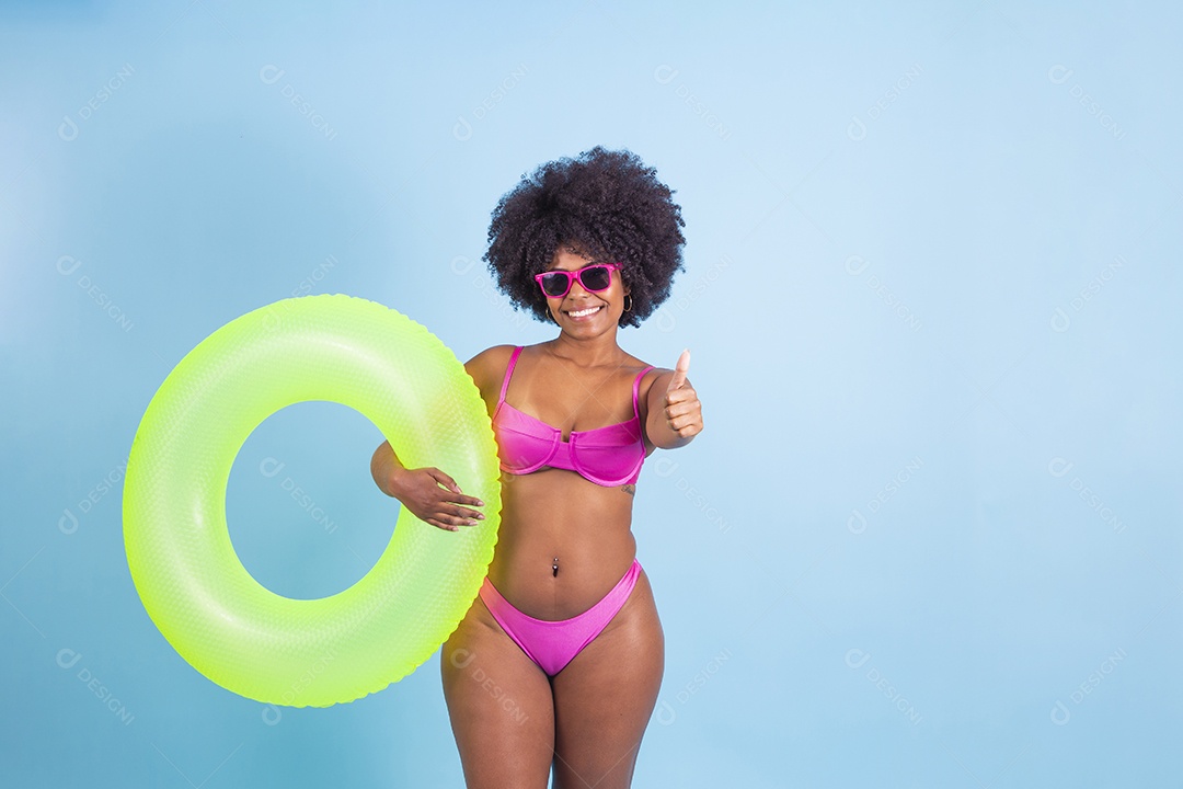 Lindas mulheres jovens usando roupas de verão praia