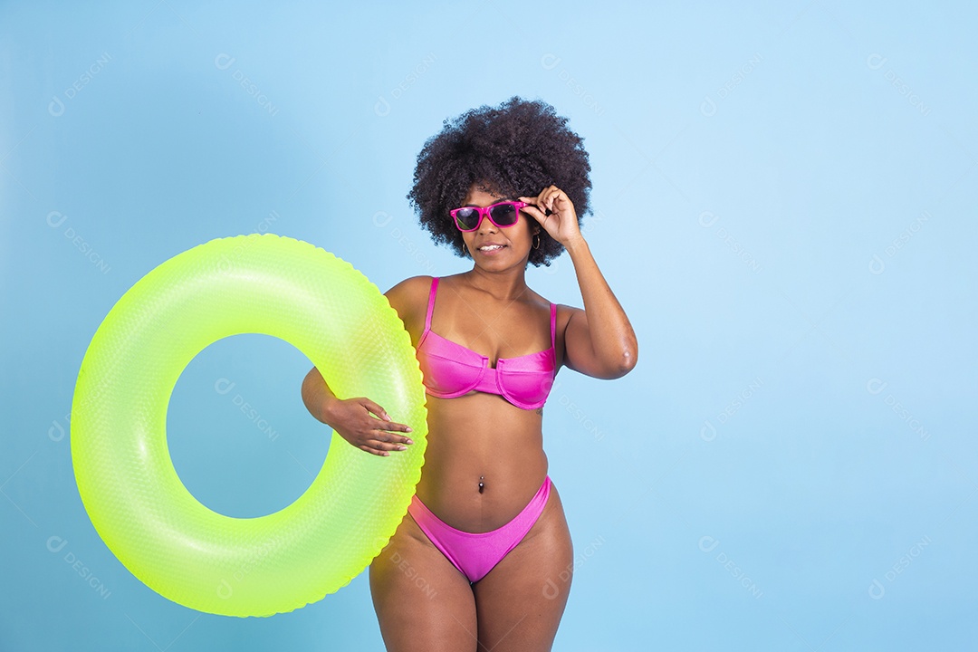 Lindas mulheres jovens usando roupas de verão praia