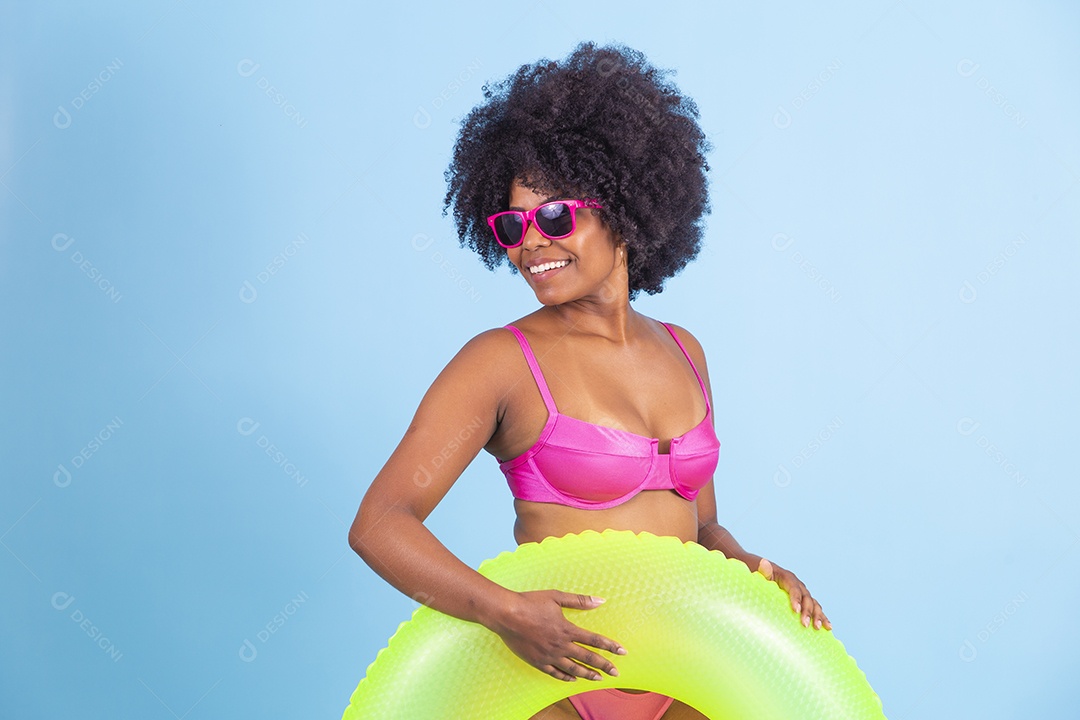 Lindas mulheres jovens usando roupas de verão praia