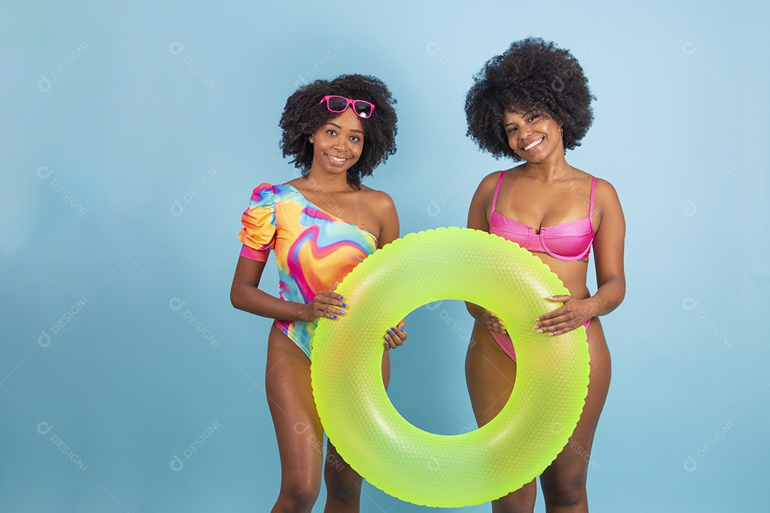 Lindas mulheres jovens usando roupas de verão praia