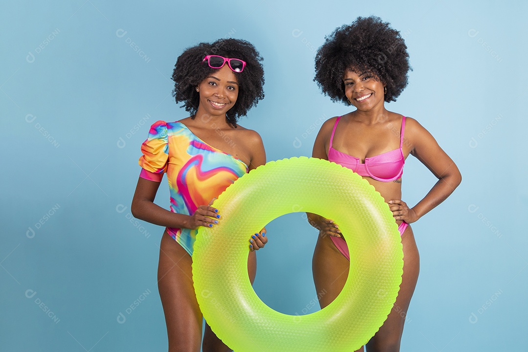 Lindas mulheres jovens usando roupas de verão praia