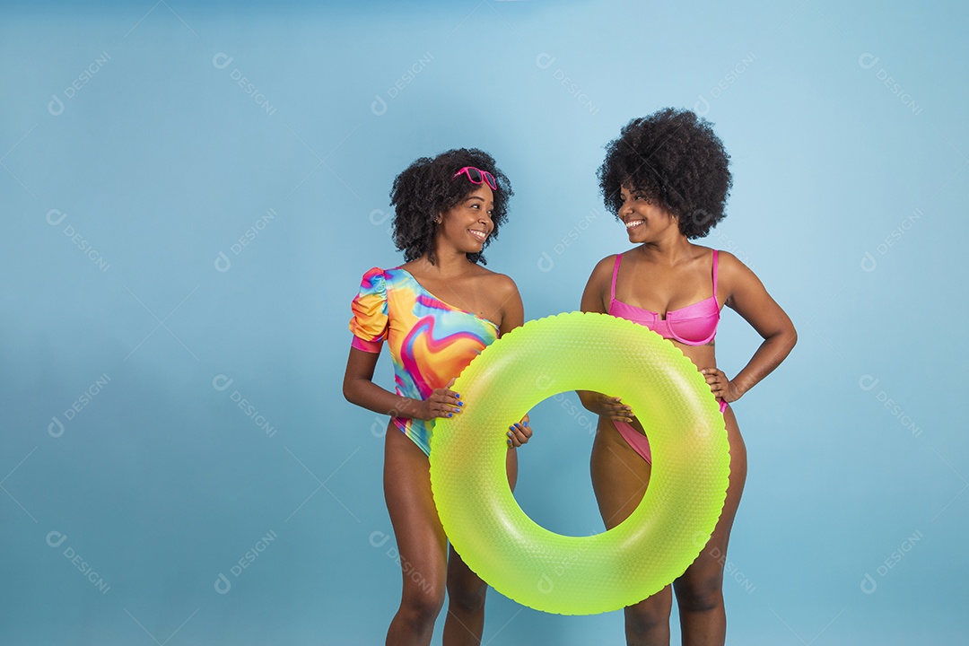 Lindas mulheres jovens usando roupas de verão praia