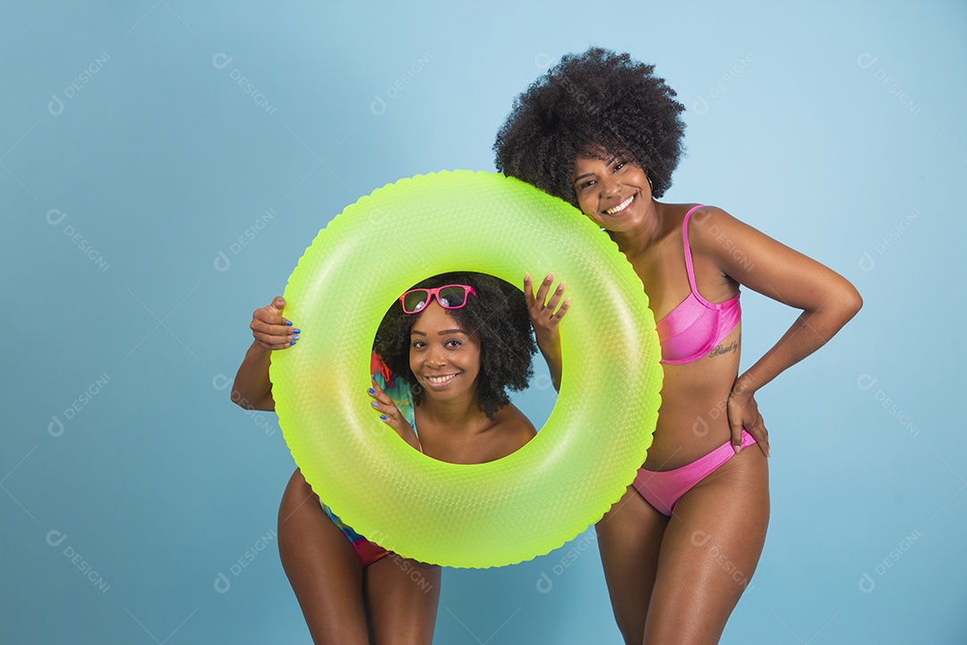 Lindas mulheres jovens usando roupas de verão praia