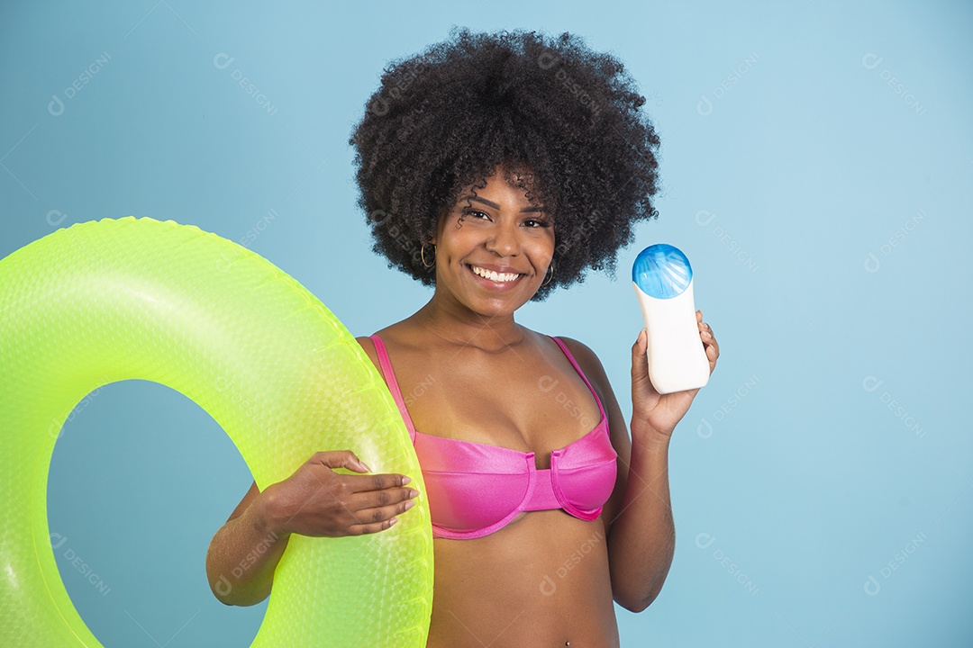 Linda mulher jovem usando roupas de verão praia