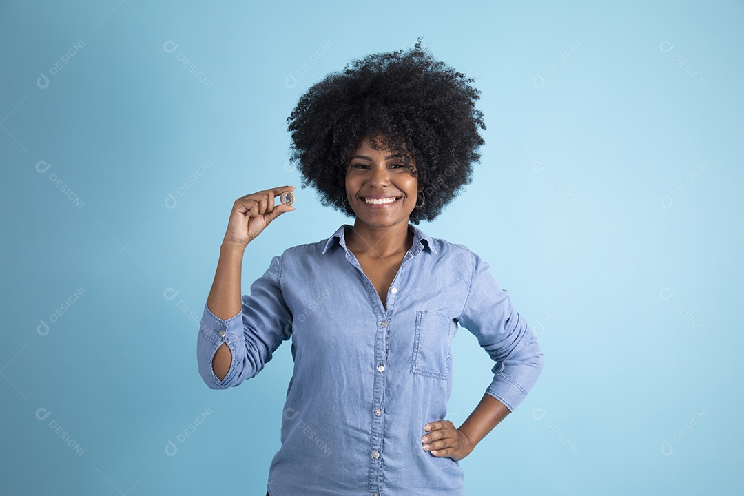 Linda mulher jovem morena sorridente sobre fundo isolado