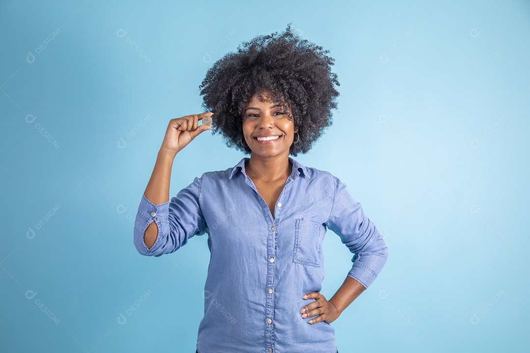 Linda mulher jovem morena sorridente sobre fundo isolado