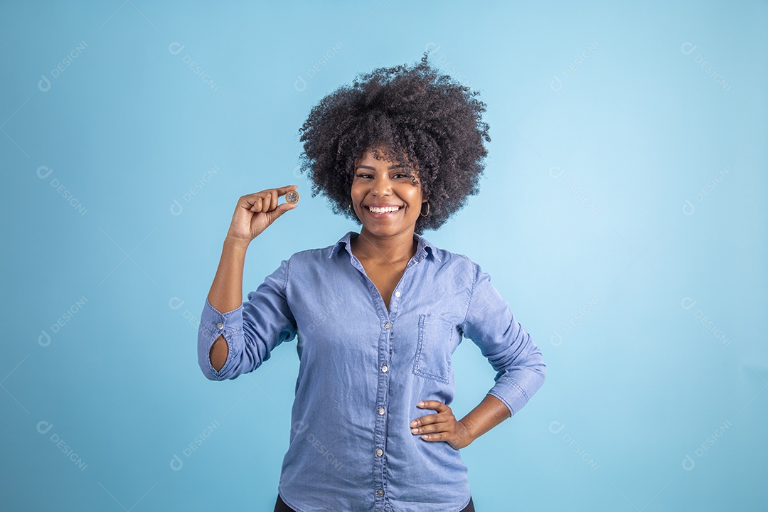 Linda mulher jovem morena sorridente sobre fundo isolado