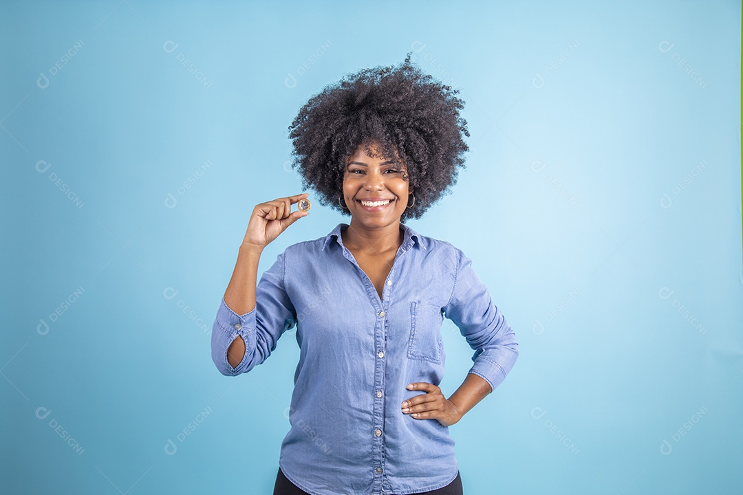 Linda mulher jovem morena sorridente sobre fundo isolado