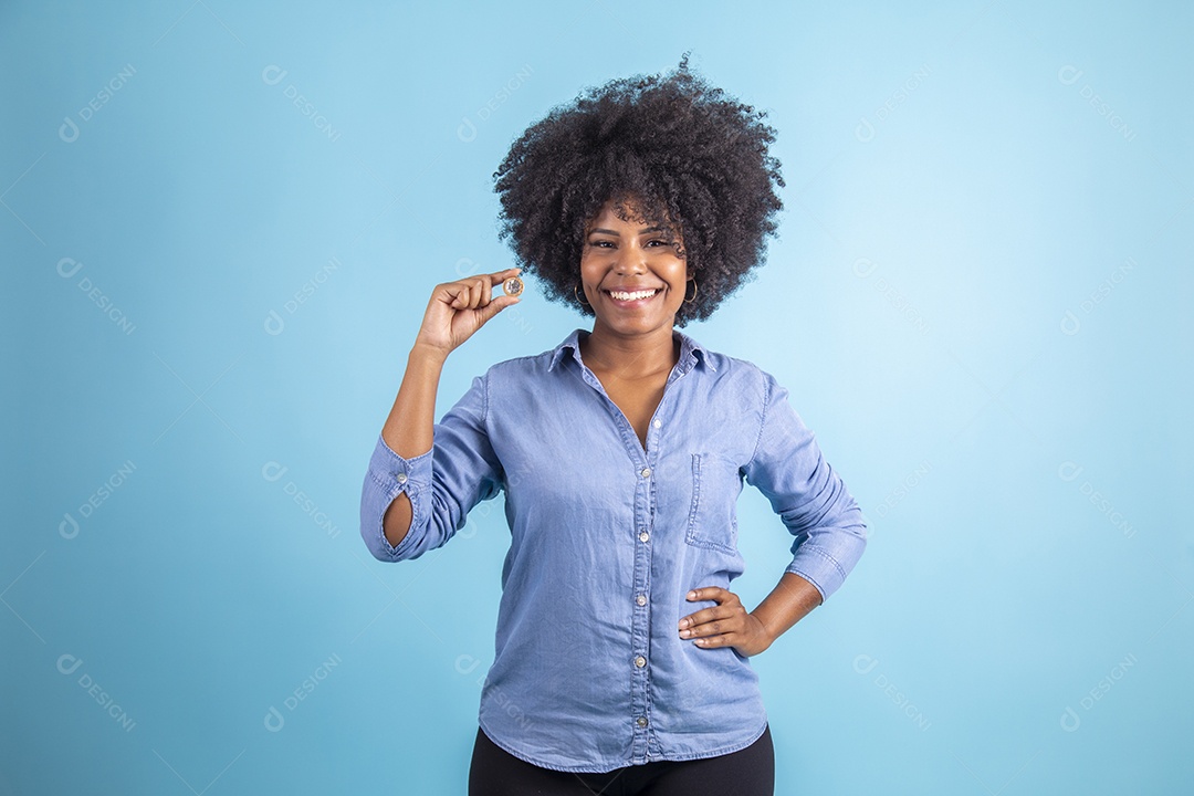 Linda mulher jovem morena sorridente sobre fundo isolado