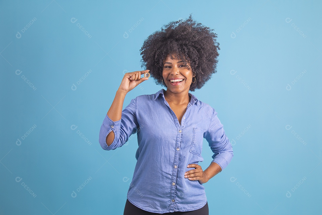 Linda mulher jovem morena sorridente sobre fundo isolado
