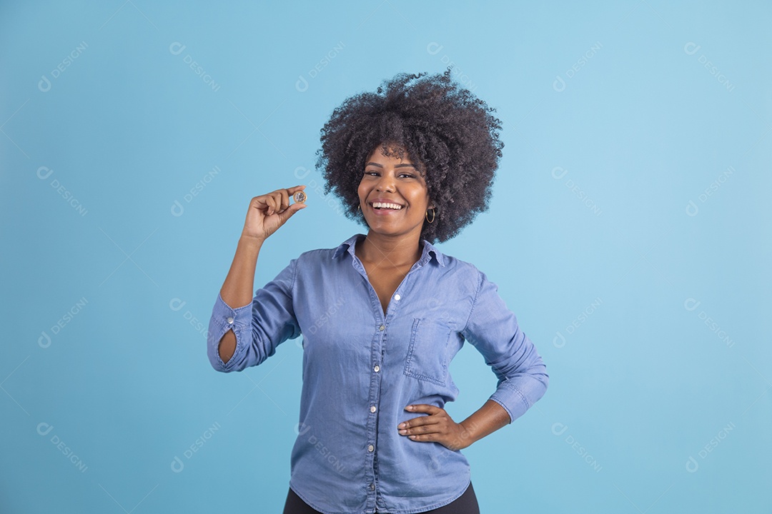 Linda mulher jovem morena sorridente sobre fundo isolado