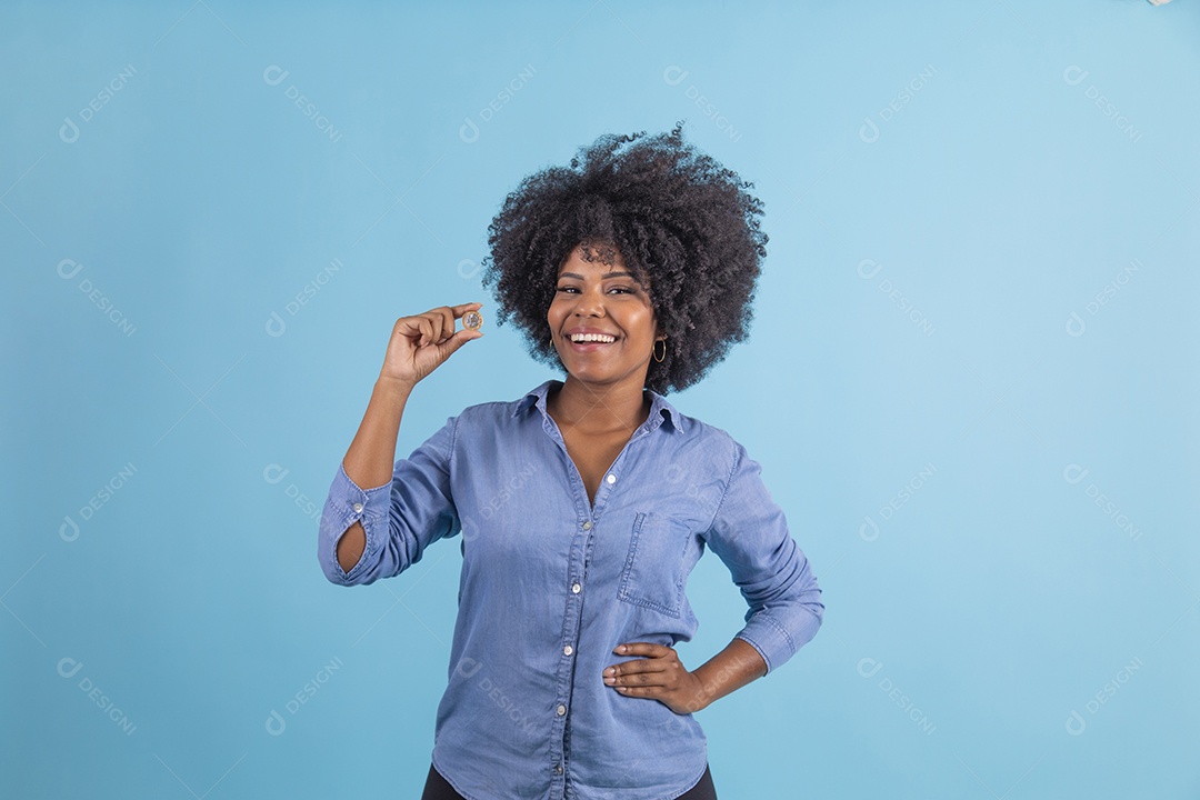 Linda mulher jovem morena sorridente sobre fundo isolado