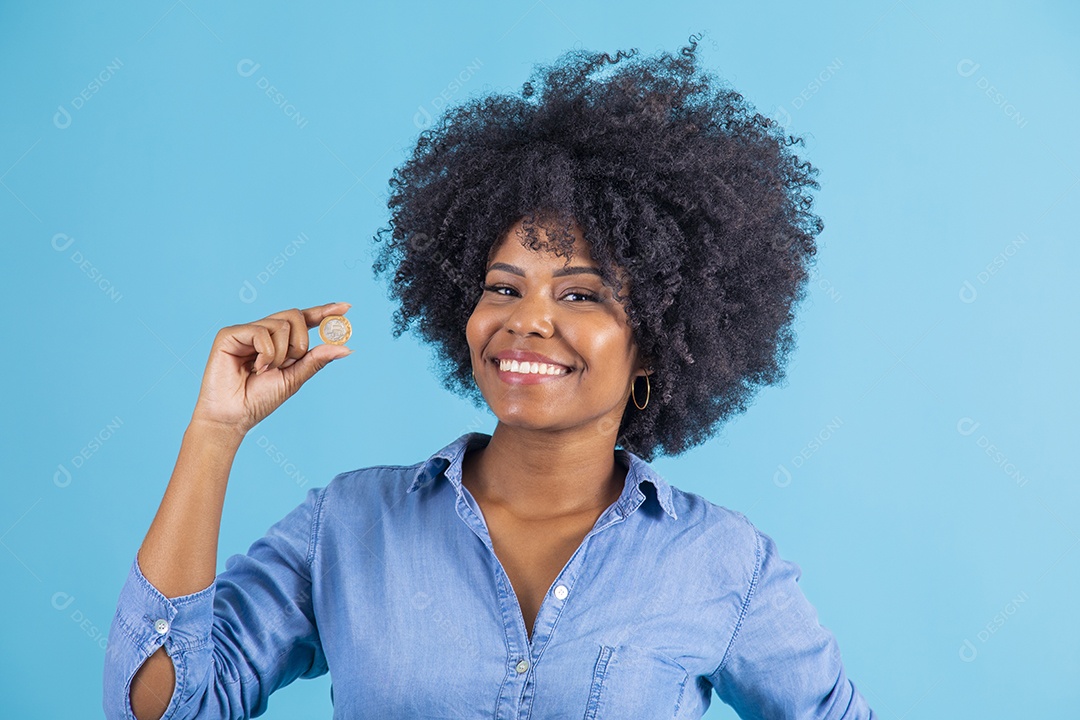 Linda mulher jovem morena sorridente sobre fundo isolado