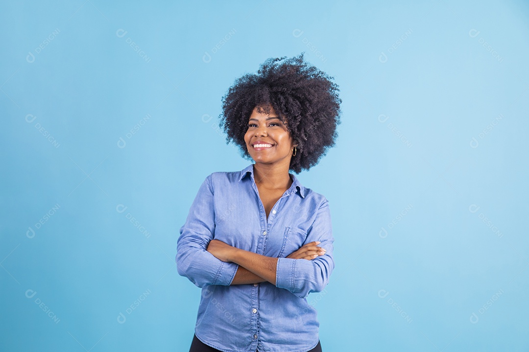 Linda mulher jovem morena sorridente sobre fundo isolado
