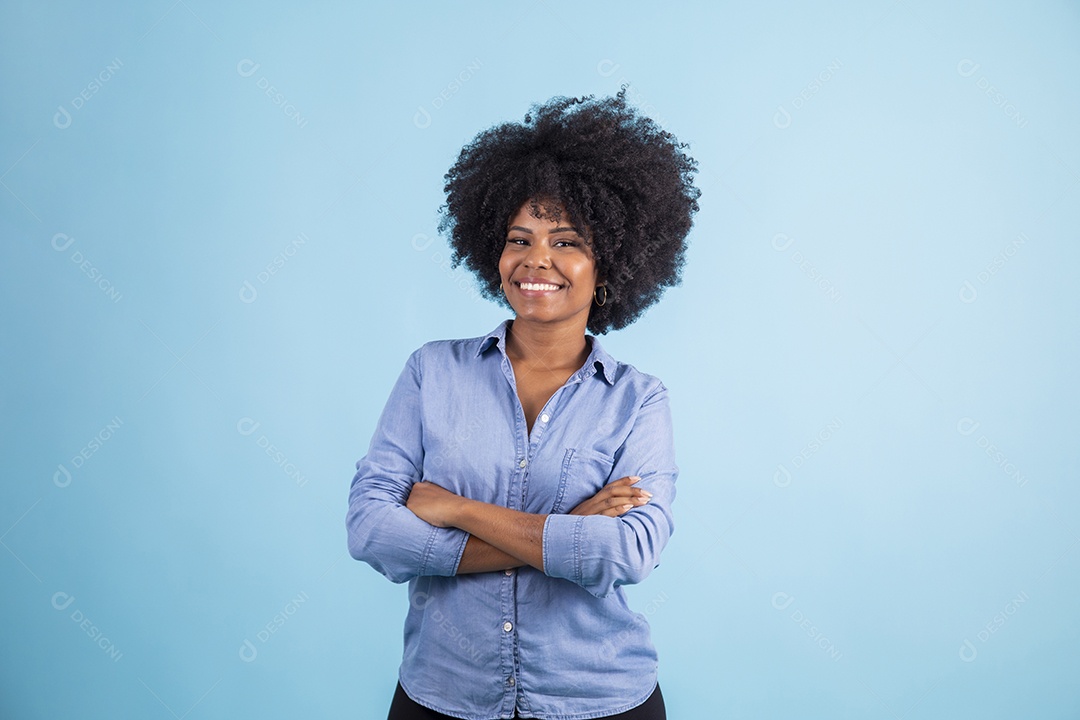 Linda mulher jovem morena sorridente sobre fundo isolado