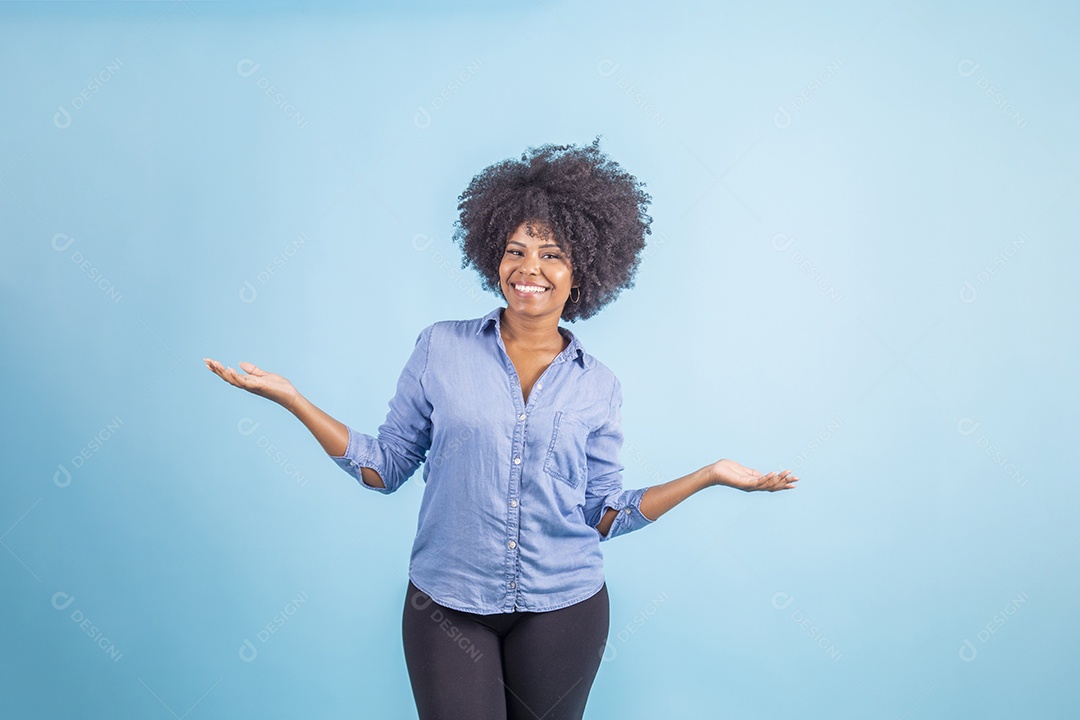 Linda mulher jovem morena sorridente sobre fundo isolado