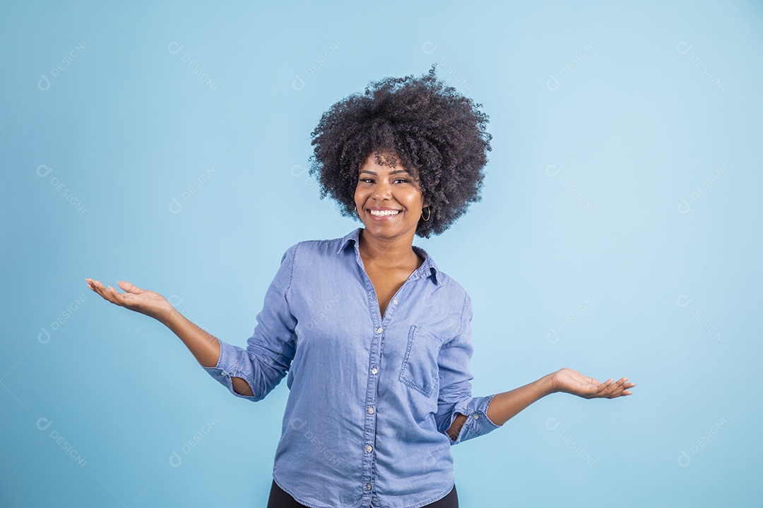 Linda mulher jovem morena sorridente sobre fundo isolado