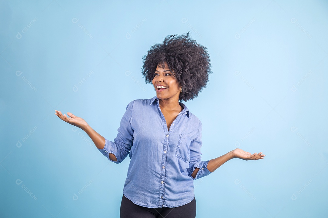 Linda mulher jovem morena sorridente sobre fundo isolado