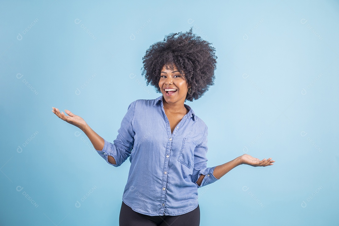 Linda mulher jovem morena sorridente sobre fundo isolado