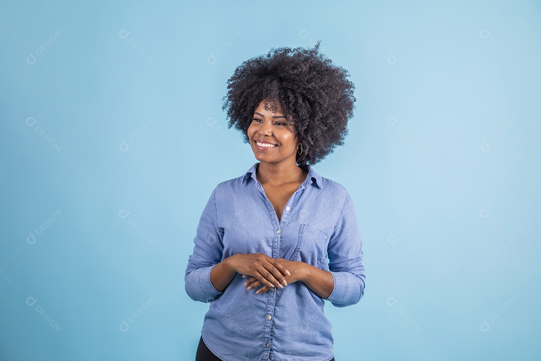 Linda mulher jovem morena sorridente sobre fundo isolado