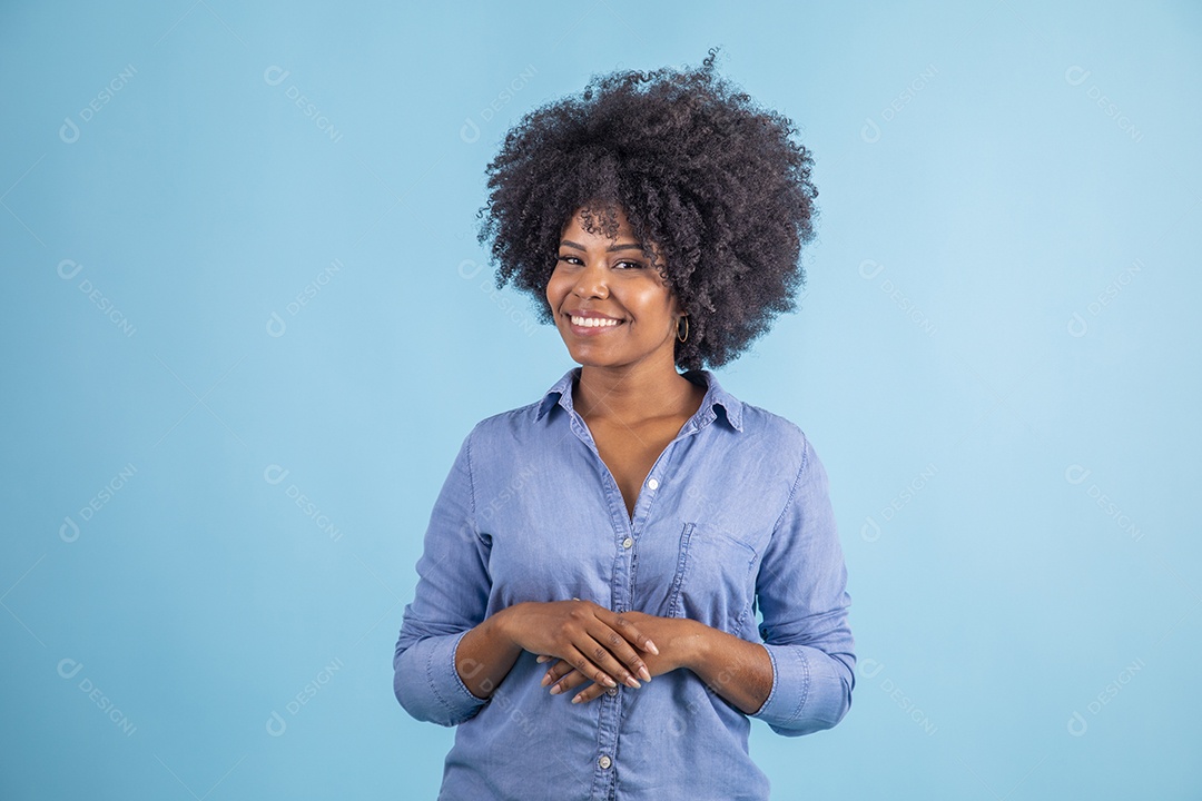 Linda mulher jovem morena sorridente sobre fundo isolado