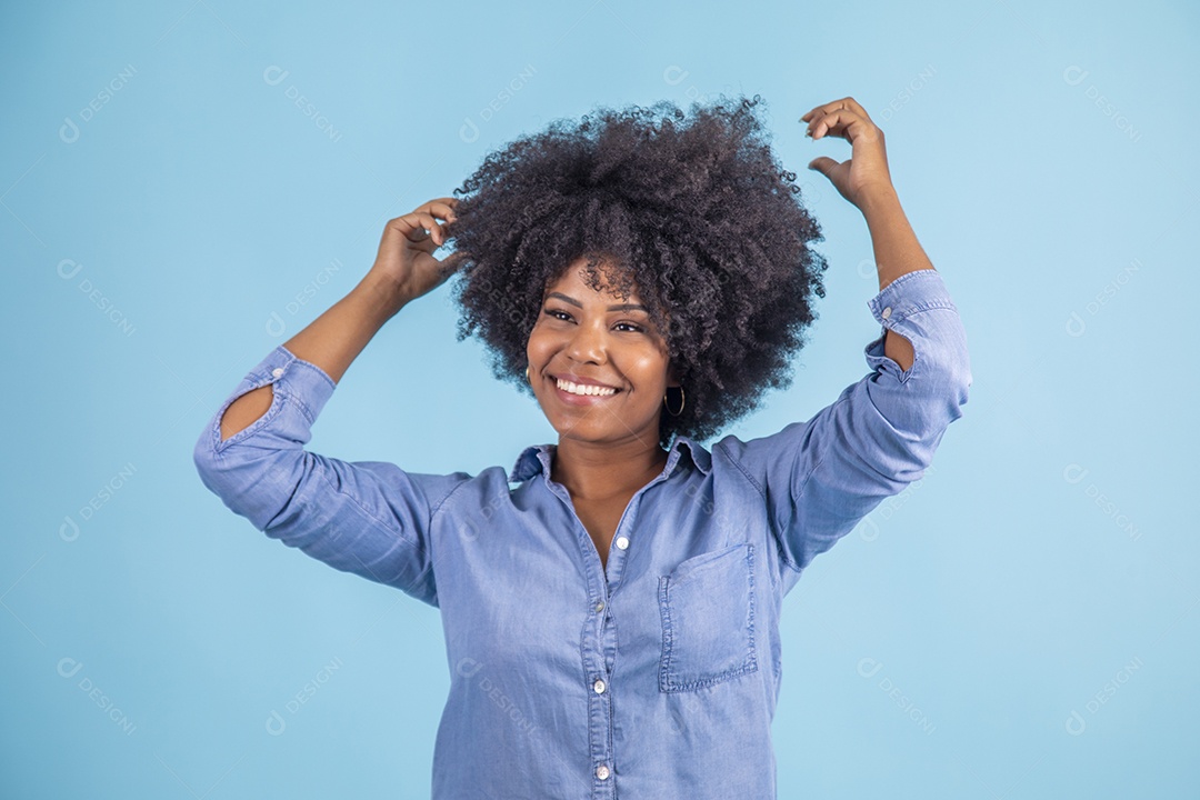 Linda mulher jovem morena sorridente sobre fundo isolado