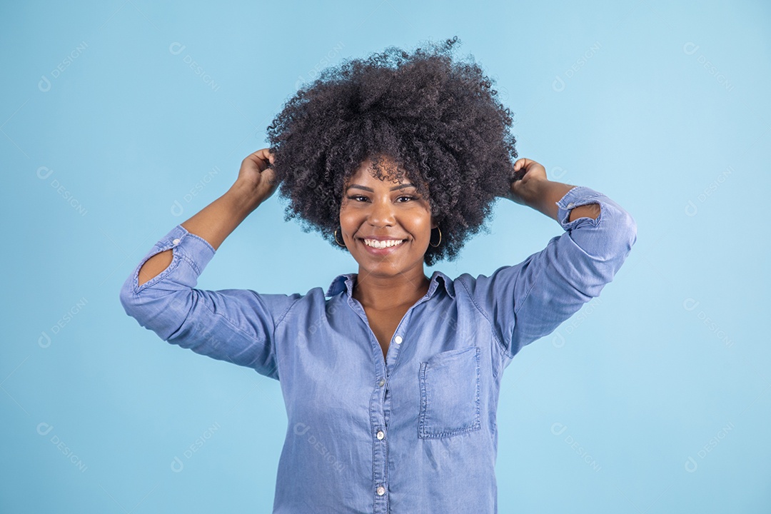 Linda mulher jovem morena sorridente sobre fundo isolado