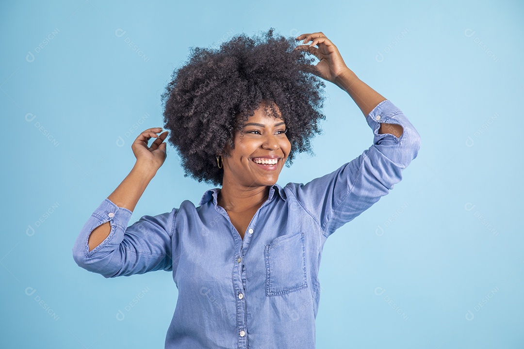 Linda mulher jovem morena sorridente sobre fundo isolado