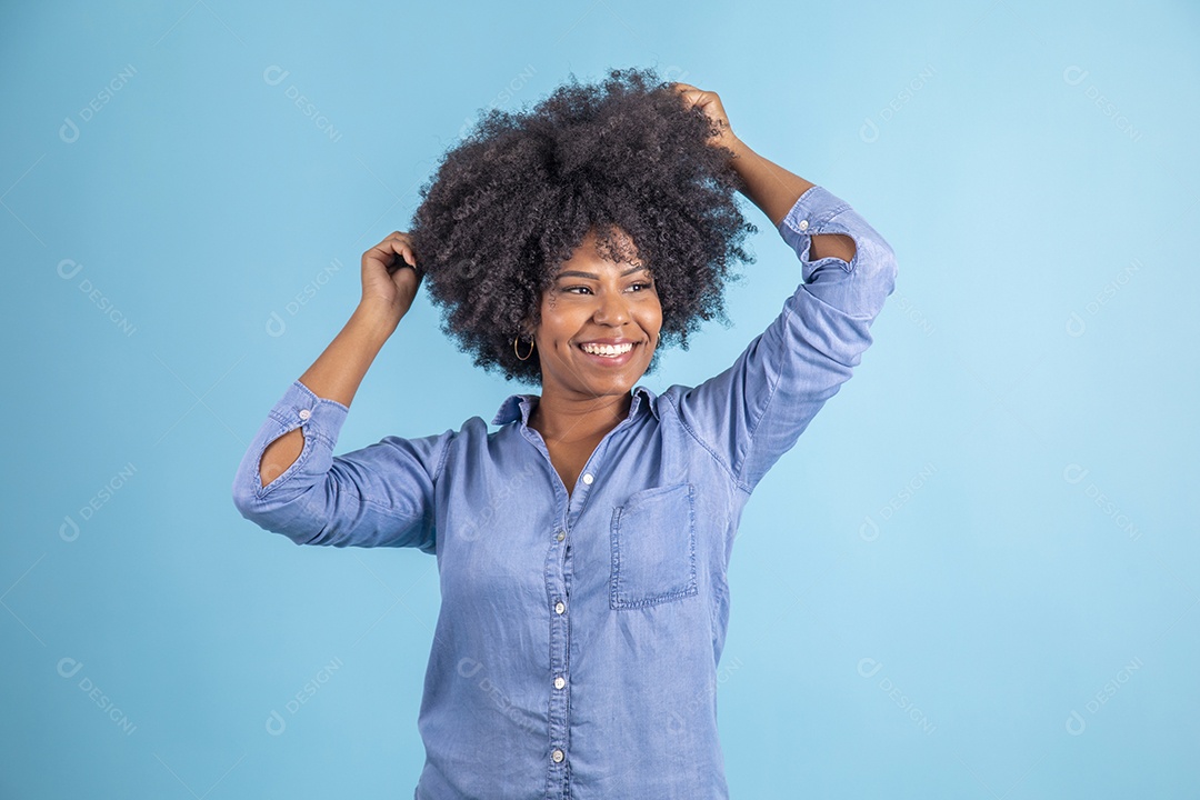 Linda mulher jovem morena sorridente sobre fundo isolado