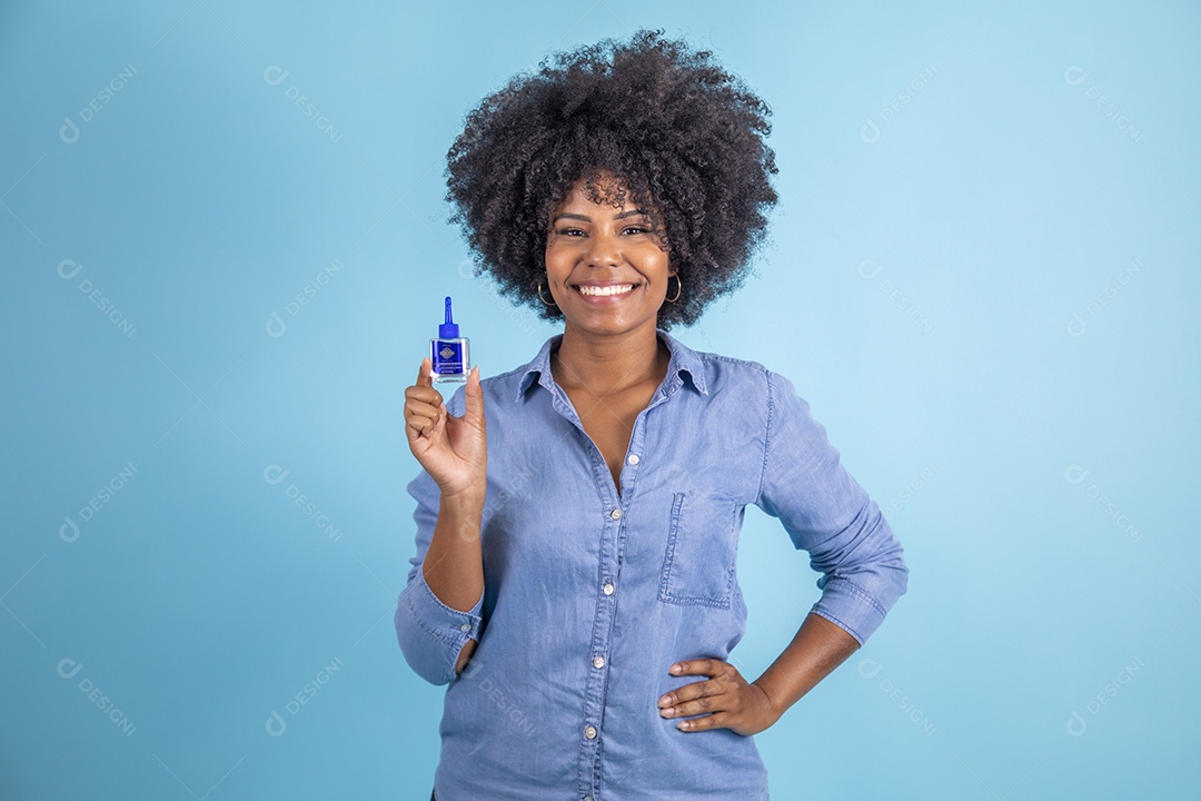 Linda mulher jovem morena sorridente sobre fundo isolado