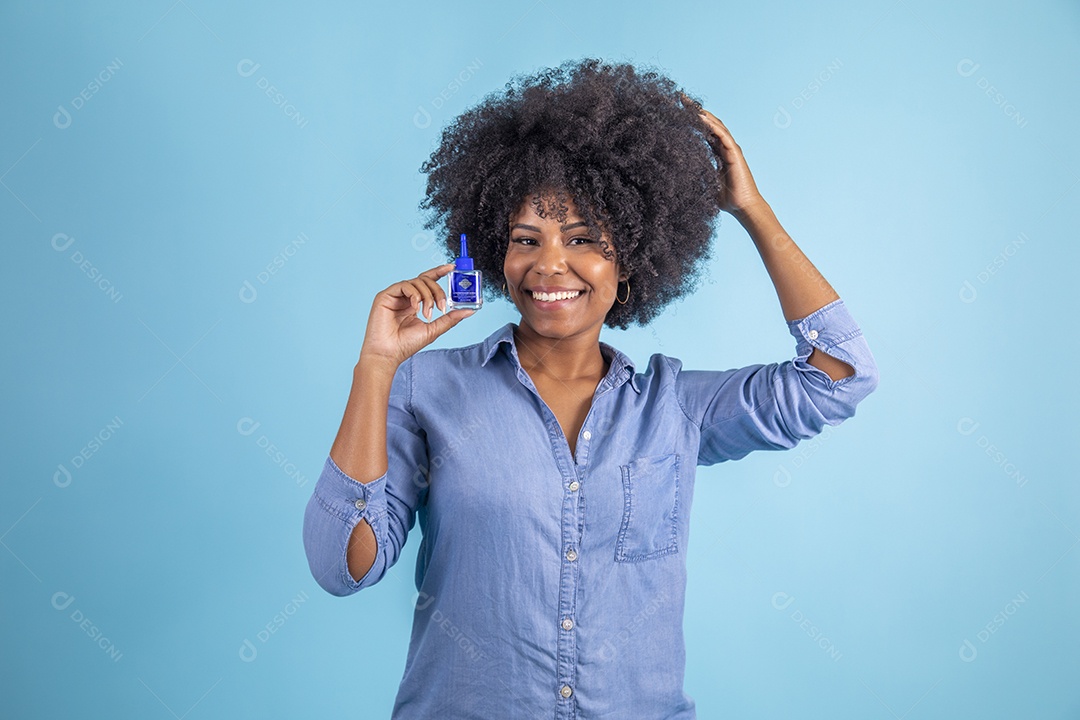 Linda mulher jovem morena sorridente sobre fundo isolado