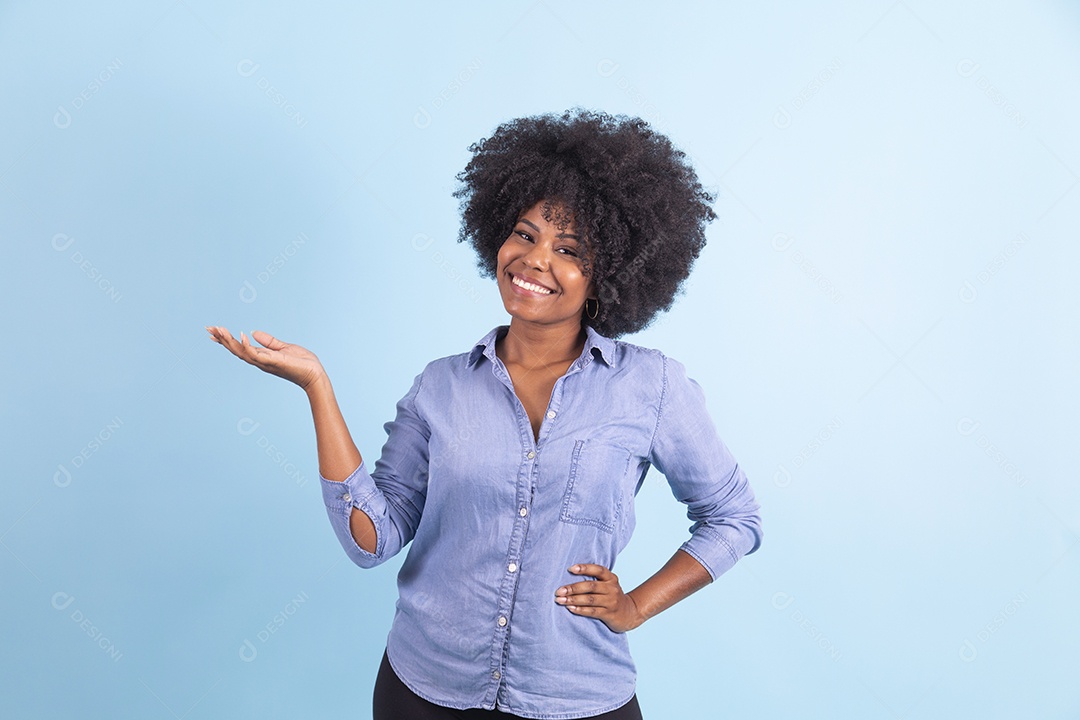 Linda mulher jovem morena sorridente sobre fundo isolado