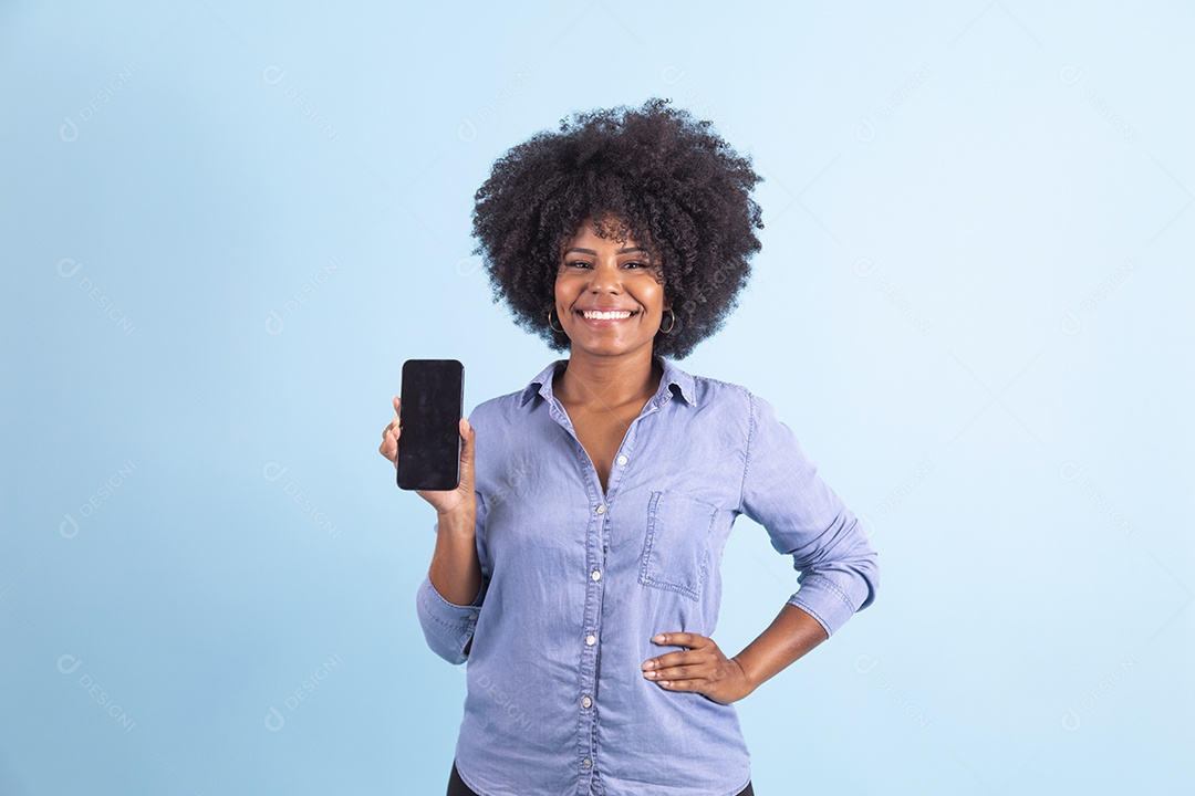 Linda mulher jovem segurando seu celular smartphone sobre fundo isolado