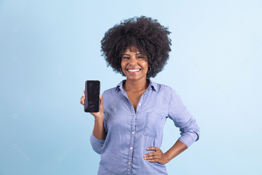 Linda mulher jovem segurando seu celular smartphone sobre fundo isolado