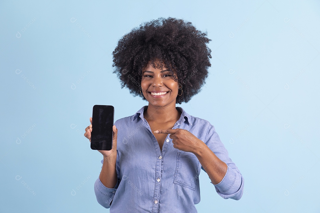 Linda mulher jovem segurando seu celular smartphone sobre fundo isolado